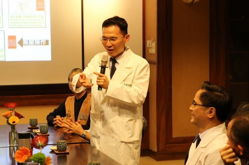 神經外科部副主任蔡昇宗(中)有了新的手術刀,不僅縮短醫師的手術進行時間,也能更安全的幫助病人 神經外科部副主任蔡昇宗(中)有了新的手術刀,不僅縮短醫師的手術進行時間,也能更安全的幫助病人