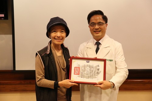 林欣榮院長(右)致贈感謝狀感恩實業家楊美英(左)，贊助了羅慶徽副院長與高齡暨社區健康中心的研究計畫