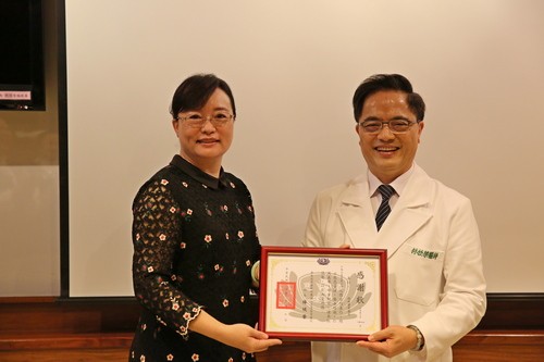 林欣榮院長(右)致贈感謝狀感恩實業家陳彬、許淑蘭、郭柏福、黃文榮一起捐贈輔具，由陳彬(左)代表領感謝狀