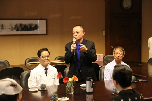 楊順合(中)感謝花蓮慈濟醫院醫護團隊將父親從鬼門關前救回來,開始有了護持花蓮慈院的心 楊順合(中)感謝花蓮慈濟醫院醫護團隊將父親從鬼門關前救回來,開始有了護持花蓮慈院的心