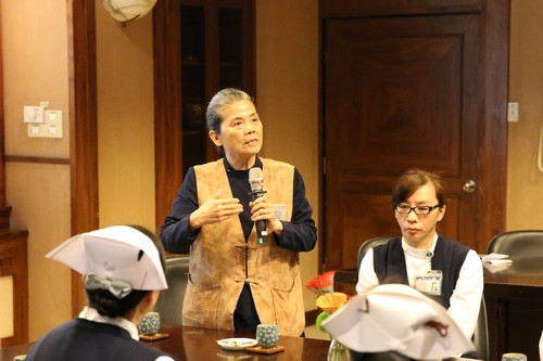 社服室副主任顏惠美(左),代羅慶徽副院長感恩楊美英的贊助研究計畫 社服室副主任顏惠美(左),代羅慶徽副院長感恩楊美英的贊助研究計畫