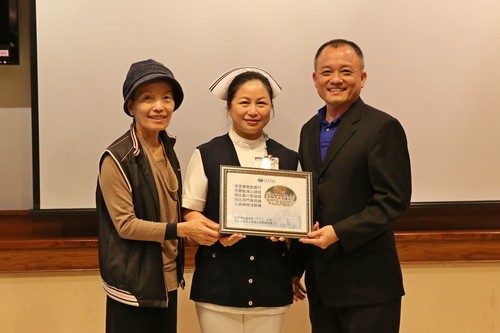 護理部代理主任鍾惠君(中)致贈感謝狀，感謝拋磚引玉帶動實業家響應的楊順合(右)、與姊姊楊美英(左)