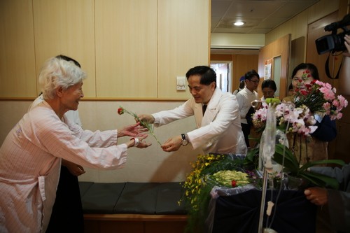 2019/05/12花蓮慈濟醫院日誌——病房行動浴佛分享愛 拔苦與樂真摯祝福