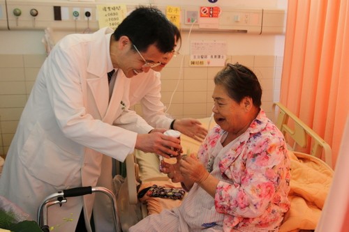 2019/05/12花蓮慈濟醫院日誌——病房行動浴佛分享愛 拔苦與樂真摯祝福