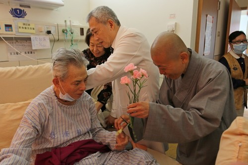 2019/05/12花蓮慈濟醫院日誌——病房行動浴佛分享愛 拔苦與樂真摯祝福