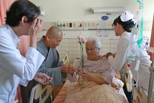 2019/05/12花蓮慈濟醫院日誌——病房行動浴佛分享愛　拔苦與樂真摯祝福