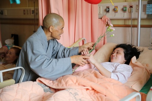 2019/05/12花蓮慈濟醫院日誌——病房行動浴佛分享愛 拔苦與樂真摯祝福