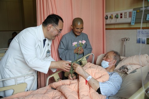 2019/05/12花蓮慈濟醫院日誌——病房行動浴佛分享愛　拔苦與樂真摯祝福