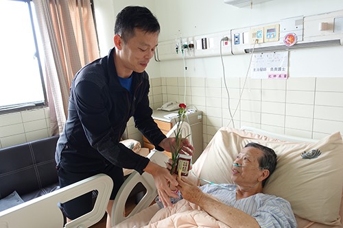 2019/05/12花蓮慈濟醫院日誌——病房行動浴佛分享愛 拔苦與樂真摯祝福