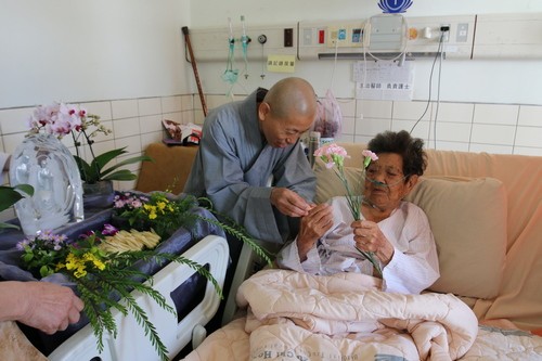 2019/05/12花蓮慈濟醫院日誌——病房行動浴佛分享愛　拔苦與樂真摯祝福