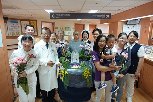 2019/05/12花蓮慈濟醫院日誌——病房行動浴佛分享愛 拔苦與樂真摯祝福