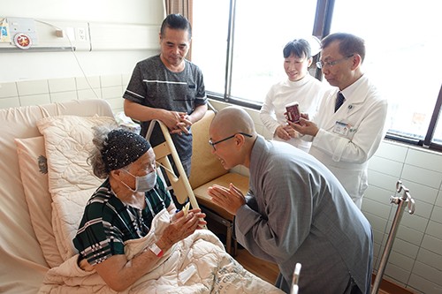 2019/05/12花蓮慈濟醫院日誌——病房行動浴佛分享愛 拔苦與樂真摯祝福