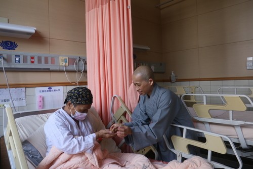 2019/05/12花蓮慈濟醫院日誌——病房行動浴佛分享愛 拔苦與樂真摯祝福