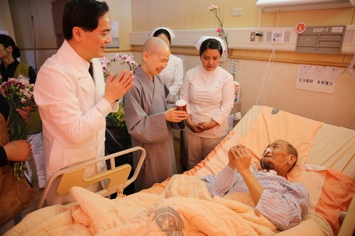 2019/05/12花蓮慈濟醫院日誌——病房行動浴佛分享愛 拔苦與樂真摯祝福