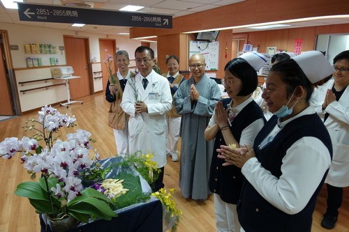 2019/05/12花蓮慈濟醫院日誌——病房行動浴佛分享愛　拔苦與樂真摯祝福