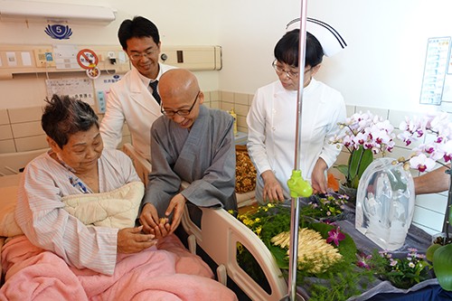 2019/05/12花蓮慈濟醫院日誌——病房行動浴佛分享愛 拔苦與樂真摯祝福