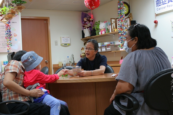 癌友資源中心現今的服務據點在花蓮慈院大愛樓五樓腫瘤聯合門診區，可以就近服務病友。