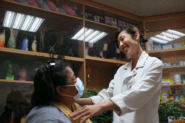 因脫髮的病友除使用假髮之外，另有帽子及頭巾等選擇。