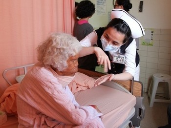 罕見巨大腫瘤摘除 八十七歲老婦重展笑顏