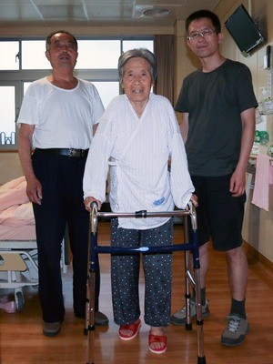 術後孫女士逐漸恢復行走功能,最開心的莫過於陪伴的先生(左)和兒子(右)。