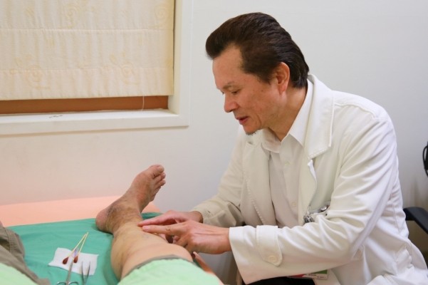 靜脈曲張爬上腿　雷射微創手術傷口小