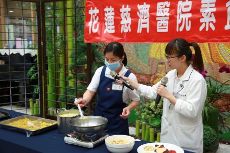 營養師邱文萱（右）、廚師伍麗雪現場示範如何製作養生紅黏粥。