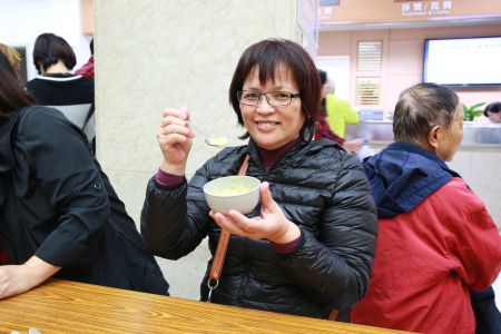 與現場民眾分享養生紅黏粥