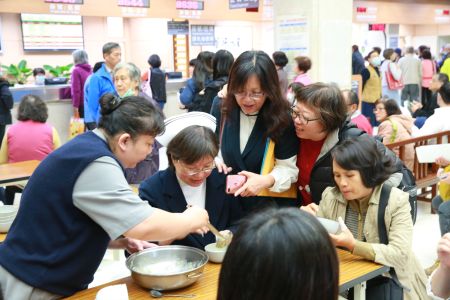 與現場民眾分享養生紅黏粥
