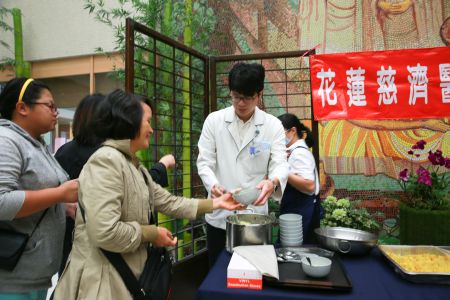 營養師紀凱勻與現場民眾分享養生紅黏粥。