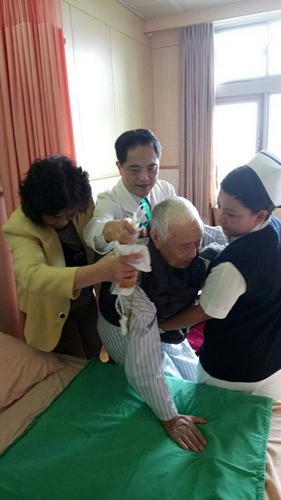 步態不穩、失智恐罹患腦積水　腹腔引流免開腦