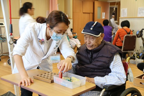 步態不穩、失智恐罹患腦積水　腹腔引流免開腦