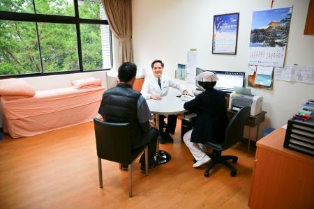 針對求診民眾需求，診間配置雙螢幕雙電腦主機，診間空間及門框大小都有規劃加大。