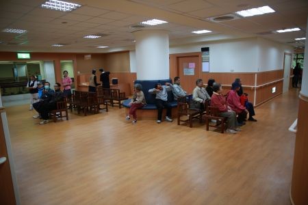 新診區有兩個候診區可以舒緩候診民眾人潮