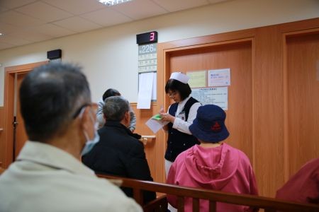 門診護理人員細心向民眾說明