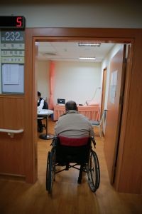 針對求診民眾需求，診間配置雙螢幕雙電腦主機，診間空間及門框大小都有規劃加大。