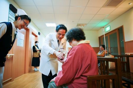 林欣榮院長為候診民眾送上祝福的糖果