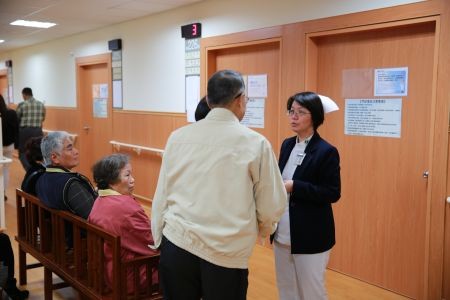 門診護理人員細心說明診間異動的狀況
