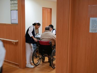 針對求診民眾需求，診間配置雙螢幕雙電腦主機，診間空間及門框大小都有規劃加大。