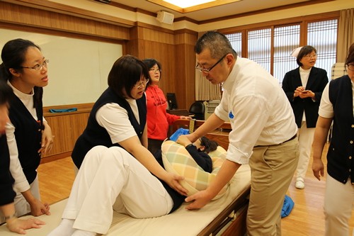 日本自然翻身擺位照護　照顧別人也照顧自己