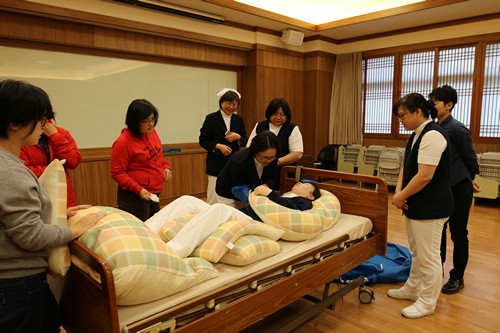 日本自然翻身擺位照護　照顧別人也照顧自己