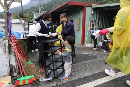 歲末溫馨送暖　花蓮慈院居家關懷大掃除