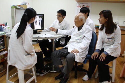 百歲醫師以愛奉獻 楊思標教授的醫者之路新書發表會