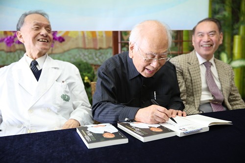 百歲醫師以愛奉獻　楊思標教授的醫者之路新書發表會