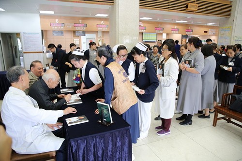 百歲醫師以愛奉獻　楊思標教授的醫者之路新書發表會