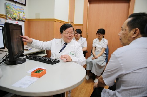 鼠蹊部疼痛十五年　馬國病人跨海求醫恢復健走