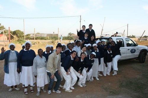 從SARS開始投入感染防治，鍾惠君還在因緣際會下，參加國際護理大會前往南非推廣衛教，跟著南非德本志工與慈濟志工進行居家訪視