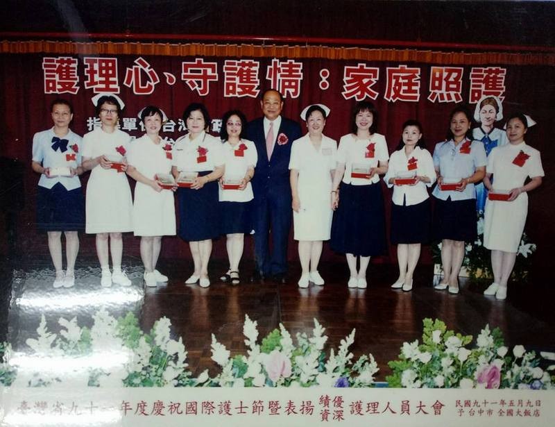 穿梭在病房間的愛　鍾惠君獲服務奉獻獎