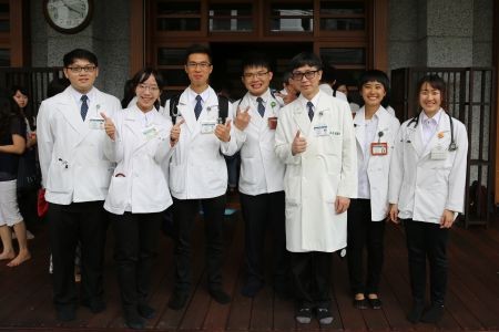 珍惜健康誓願守護生命 第二十屆慈濟醫學生授袍典禮