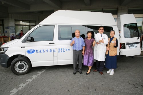 潘扶修(左一)與藍麗美(左二)夫婦捐贈日間照顧中心交通車給花蓮慈院。花蓮慈院高齡暨社區醫學部羅慶徽副院長(右二)與慈濟志工顏惠美(右一)合影