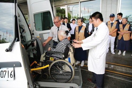 高齡暨社區醫學部羅慶徽副院長(右)協助現場長輩體驗新車功能，覺得很滿意，也感謝潘扶修夫婦省吃儉用慨捐交通車